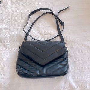 Classic black adjustable purse. Strap can be removed to turn into clutch